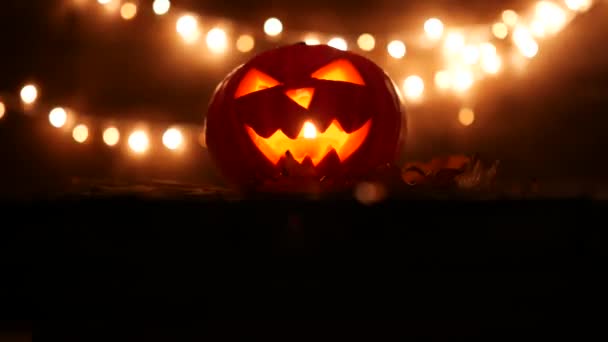 Zucca di Halloween intagliata con luci sullo sfondo. Filmato chiave oscuro nella risoluzione UltraHd. Filmati 4k — Video Stock