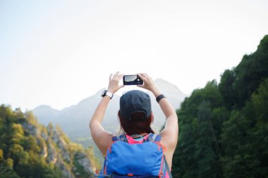 Esmer turist sırt çantası ile arka üzerinden görüntü