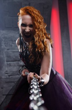 Vampir kadın çekerek Demir zinciri azarlama fotoğraf