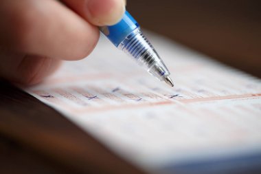 Piyango bileti işaretleme kişinin resmini