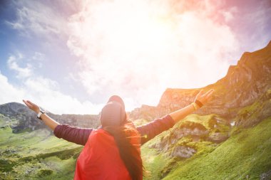 Sırt çantası ile turist kızın tonlu görüntü