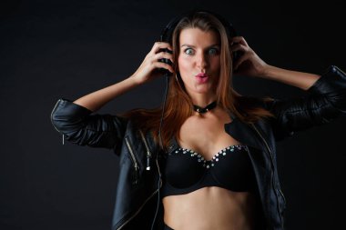 Kulaklıklar ve iç çamaşırı genç model resmi