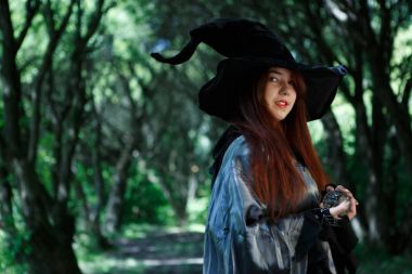 Pelerin içinde cadı ve şapka