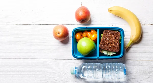 Foto van sportieve gezonde snack in de lunchbox — Stockfoto