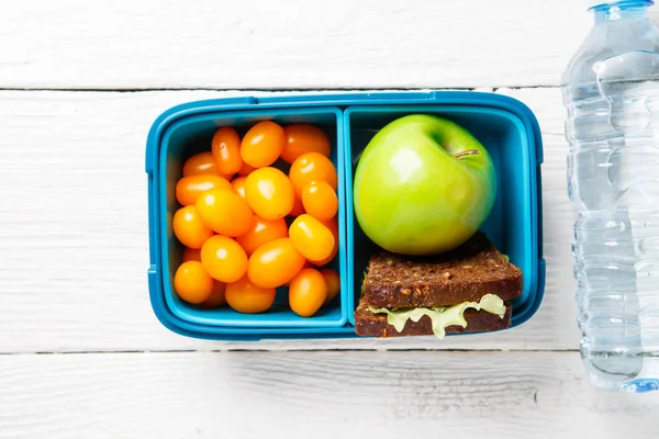 Imagen de tomate cereza, manzana, sándwich en un recipiente —  Fotos de Stock