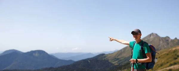 Imagem do turista aponta para longe das montanhas cênicas — Fotografia de Stock