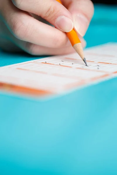 Afbeelding van de mens markeren met potlood in loterijbriefje — Stockfoto