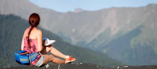 Foto dal retro della donna con zaino e libro — Foto Stock