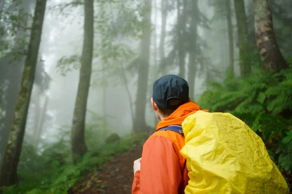 Bild vom Rücken eines jungen Mannes mit Rucksack — Stockfoto