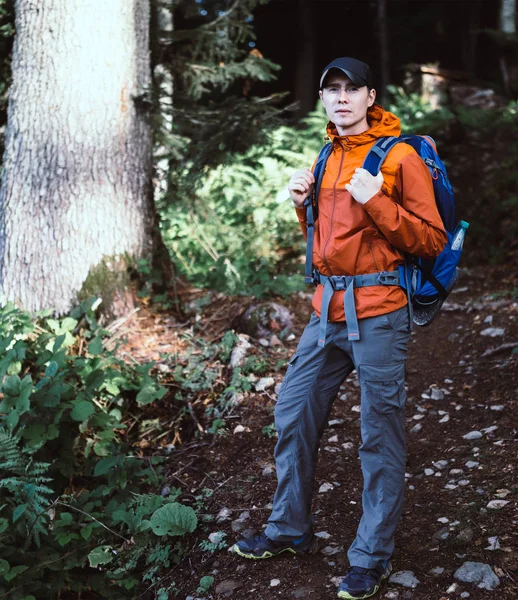 Foto de hombre en ropa deportiva y con mochila — Foto de Stock