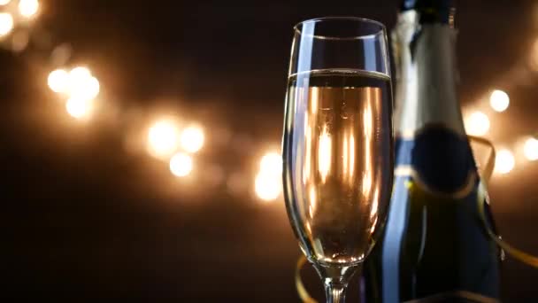 Champagner anstoßen mit Urlaubsbokeh blinkenden Hintergrund. 4k Filmmaterial — Stockvideo