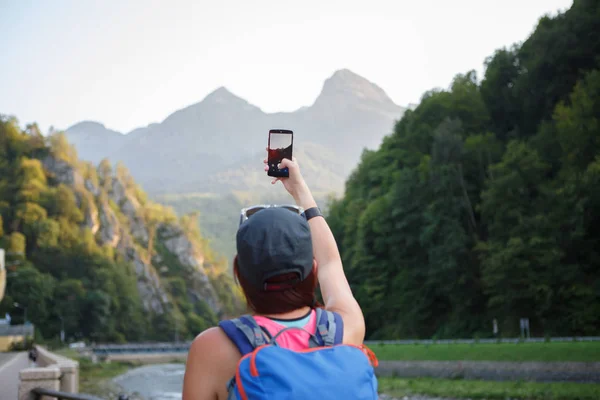 Foto von der Rückseite der Touristenmädchen fotografiert Berg — Stockfoto