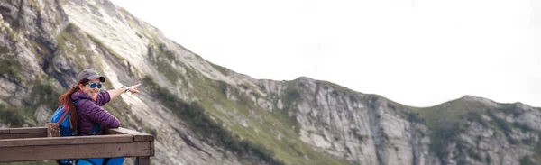 Kız dağ peyzaj zemin karşı görüntüsünü — Stok fotoğraf