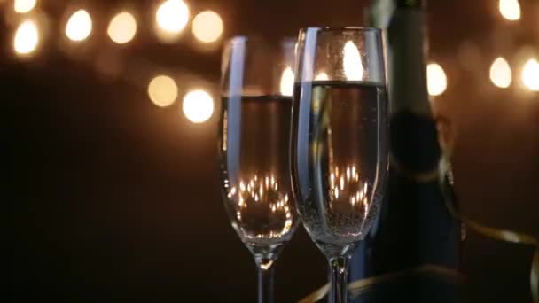 Dvě flétny s šumivým vínem Holiday Bokeh blikající pozadí. Ultra hd záběry. — Stock video