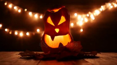 Arka plan ışığı ile oyulmuş Cadılar Bayramı Balkabağı. Flip Ultrahd çözünürlükte karanlık anahtar görüntüleri.