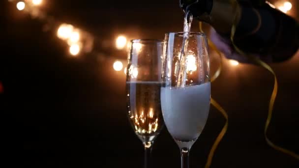 Две флейты с игристым вином на фоне мигающего праздника Боке. Ультракороткие кадры . — стоковое видео