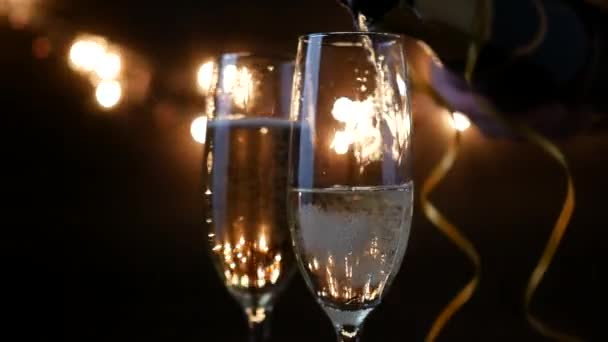Dos flautas con vino espumoso sobre fondo parpadeante Holiday Bokeh. imágenes ultra hd . — Vídeo de stock