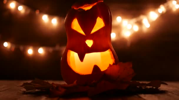 Calabaza de Halloween tallada con luces en el fondo. Imágenes clave oscuras en resolución UltraHd . — Vídeos de Stock