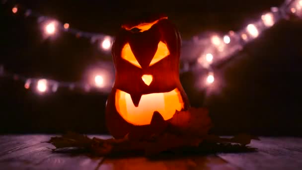 Calabaza de Halloween tallada con luces en el fondo. Imágenes clave oscuras en resolución UltraHd . — Vídeo de stock