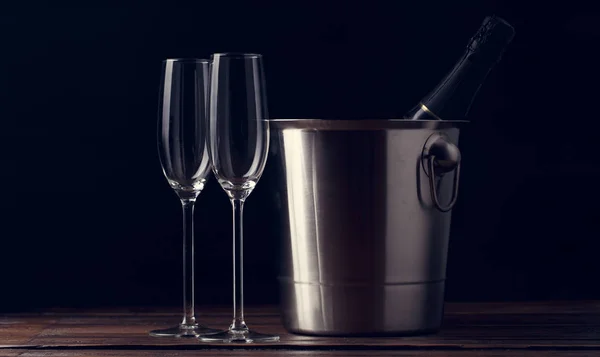 Foto dvě prázdné sklenice, láhev šampaňského — Stock fotografie