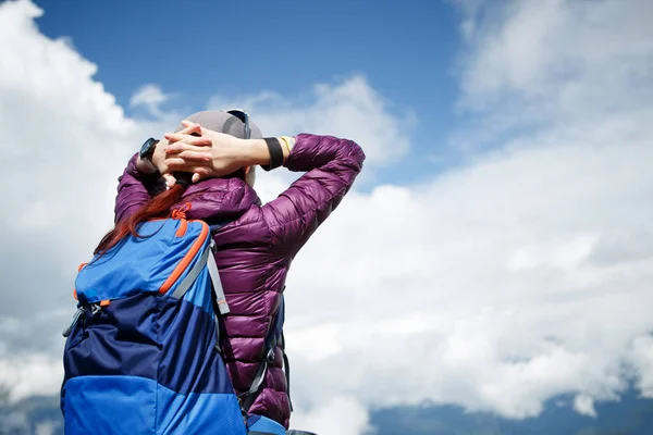 Turista femminile con le mani dietro la testa — Foto Stock