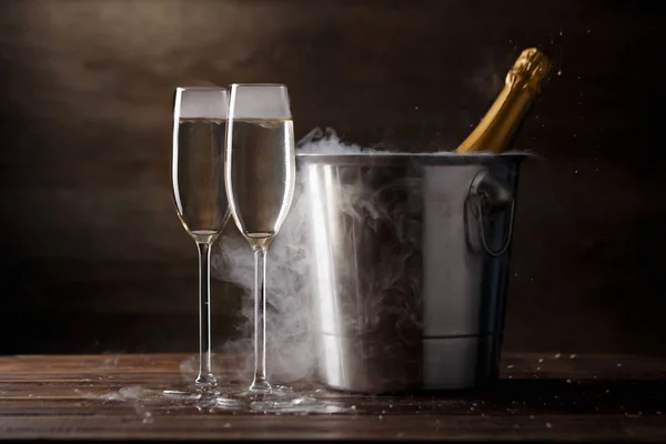 Slavnostní obraz dvou skleniček na víno s šumivým vínem — Stock fotografie