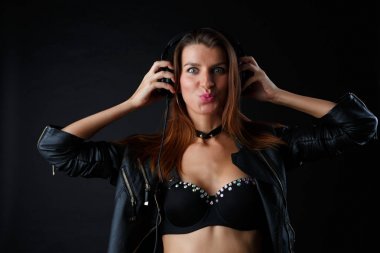 Fotoğraf genç model deri ceket, kulaklık