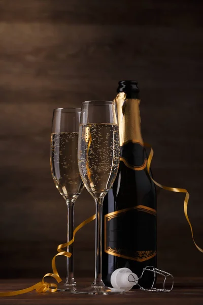 İki kadeh şampanya, şişe, mantar resmi — Stok fotoğraf