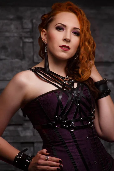 Porträt einer Ingwerfrau im schwarzen Kleid — Stockfoto