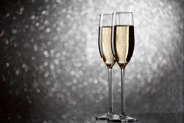 Ano Novo imagem de dois copos de vinho com champanhe espumante — Fotografia de Stock