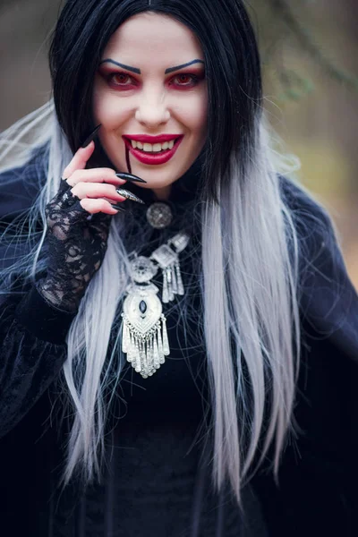 Foto de menina vampira sorridente com fluxo de sangue perto da boca , — Fotografia de Stock
