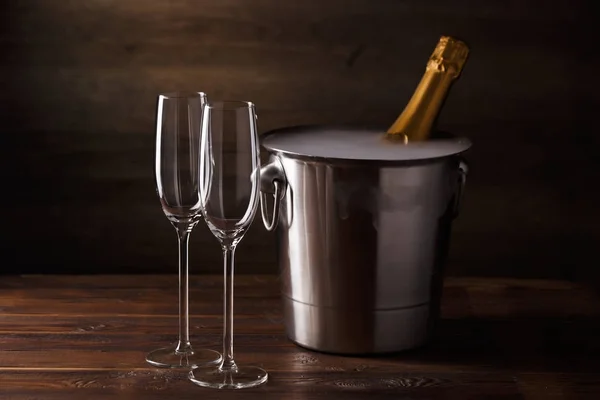 Resim iki boş şarap gözlük, demir kova — Stok fotoğraf