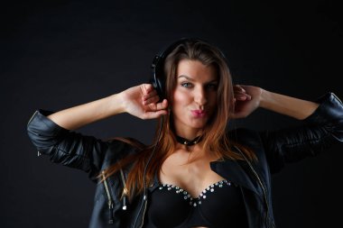 Studio fotoğraf kulaklıklar, iç çamaşırı ile güzel esmer