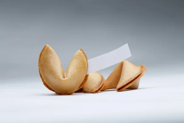 Foto av kinesiska cookies med önskan på tomma grå bakgrund. — Stockfoto
