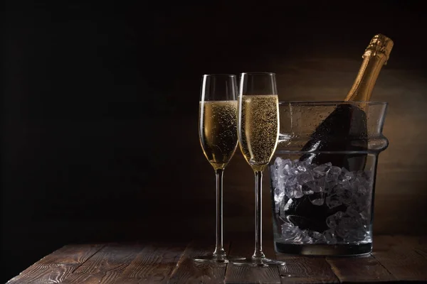 Festival fotoğraf kova ile ahşap masa üzerinde şarap gözlük