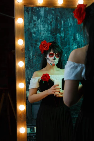 Foto de mujer zombi con la cara blanca con flor roja en la cabeza — Foto de Stock