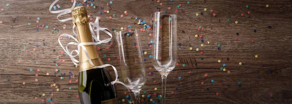 Photo de deux verres à vin, bouteille de champagne, rubans blancs — Photo