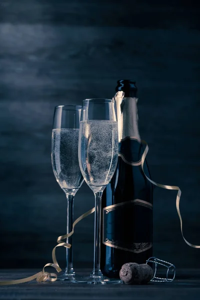Τονισμένο φωτογραφία των δύο ποτήρια κρασί με αφρώδη σαμπάνια, φιάλη, φελλός — Φωτογραφία Αρχείου