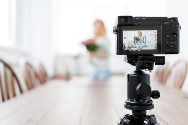 Bokeh fotoğraf kamera ana sınıfına kayıt kadın çiçekçi