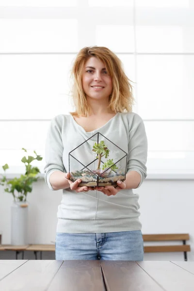 Immagine di fiorista bionda con florario con pietre e piante grasse — Foto Stock