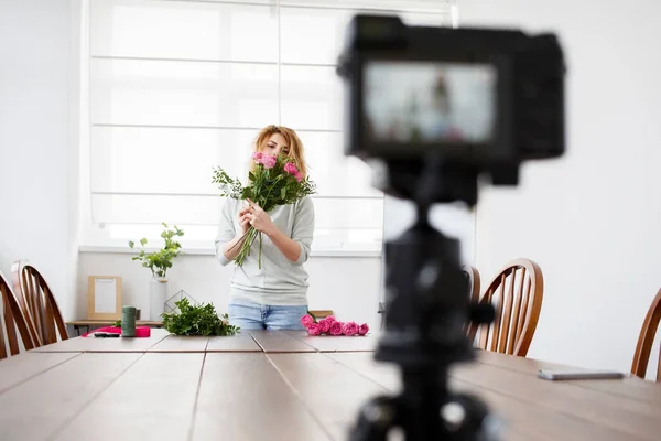 Foto de florista mujer grabación master class —  Fotos de Stock