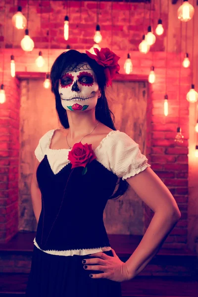 Foto de mujer en halloween con maquillaje blanco — Foto de Stock