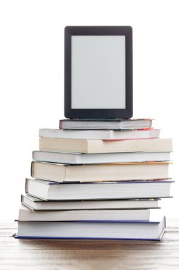 Boş siyah resim çerçevesi kitap yığını üzerinde resmi