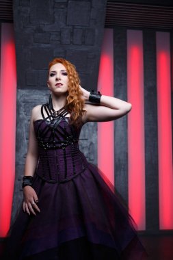 Mistik siyah elbiseli kızıl kız görüntüsünü