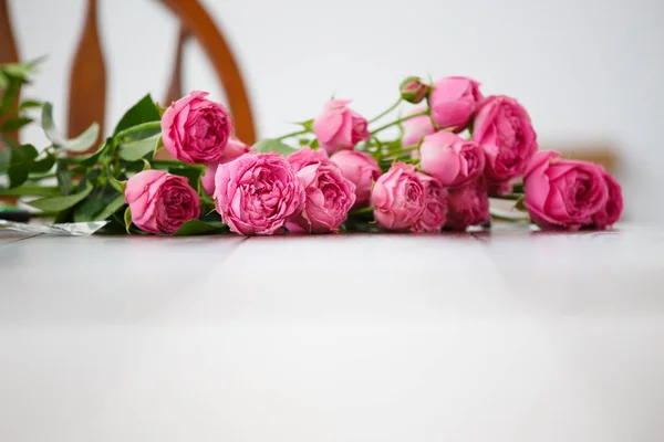 Imagen de peonías rosadas sobre mesa de madera blanca — Foto de Stock