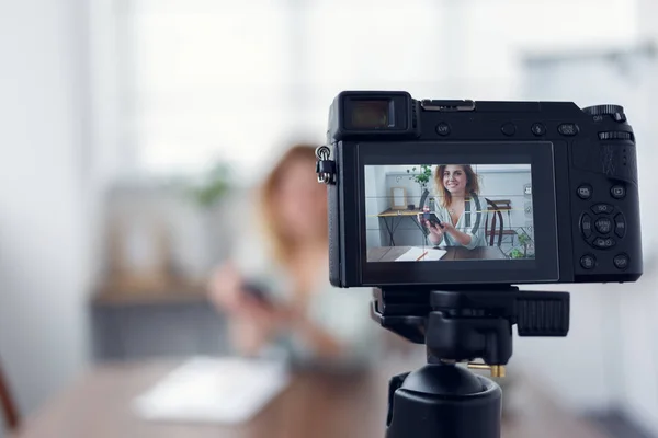 Defocused photo of woman blogger with phone — Stock Photo, Image