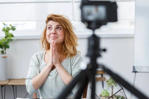 Bilden av ung kvinna florist vid bord med florarium. — Stockfoto