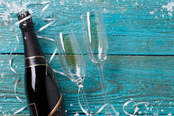 Obrázek dvou pohárky, láhev šampaňského, bílé stuhy, — Stock fotografie