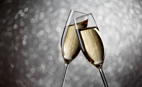 Foto de dois copos com champanhe sobre fundo cinza , — Fotografia de Stock