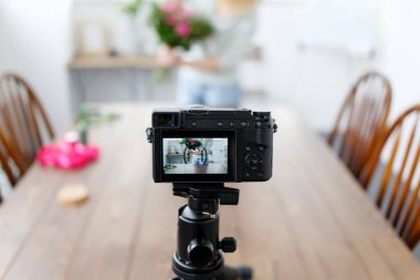 Bulanık fotoğraf kamera yöneticisinde kayıt kadın Blogger